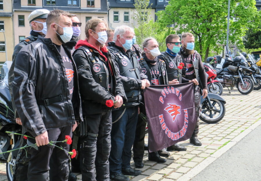 Russischer Motorradclub "Nachtwölfe" gedenkt an verunglückte Bikerin in Aue - 
