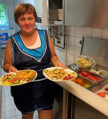 Nina Dirksen kocht. Sie hat die Gerichte und Rezepte aus Russland mitgebracht. 
