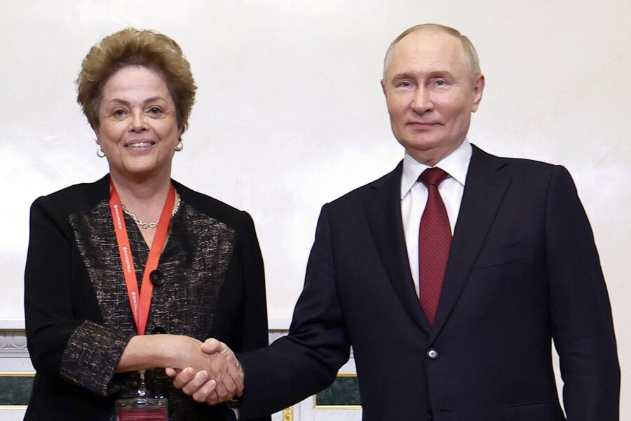Russland rüstet sich für jahrzehntelange Kriegswirtschaft - Russlands Präsident Wladimir Putin (r) und die ehemalige brasilianische Präsidentin Dilma Rousseff: Die russischen Behörden nutzen das Forum als Schaufenster, um die Entwicklung des Landes zu präsentieren und Investoren anzulocken.