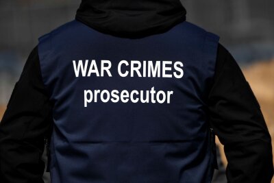 Russland soll über 50 ukrainische Kriegsgefangene getötet haben - "War Crimes Prosecutor" ("Ankläger für Kriegsverbrechen") Ein Ermittler eines internationalen Forensik-Teams.