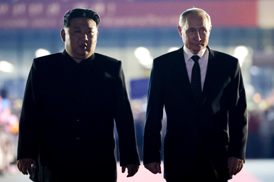 Russland strebt Abbau von Nordkorea-Sanktionen an - Seite an Seite: Kim und Putin (Archivbild)