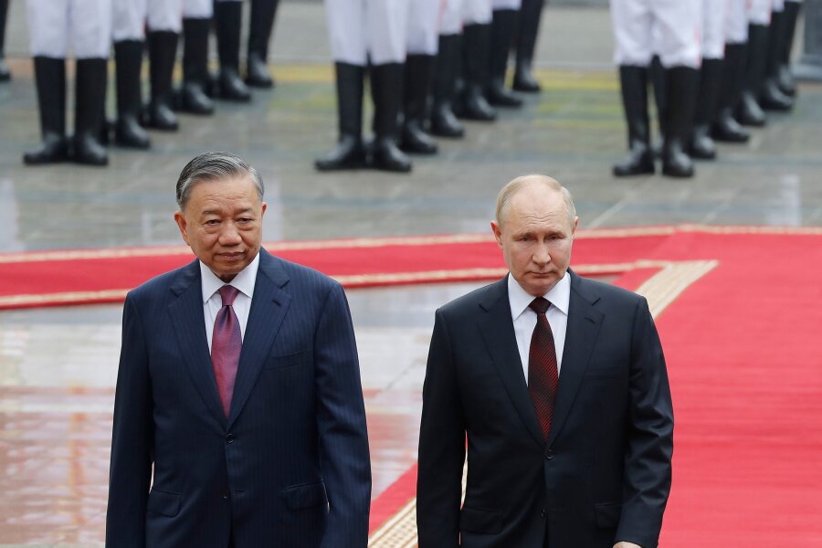 Russland und Vietnam vertiefen Zusammenarbeit - Der vietnamesische Präsident To Lam (l) und Kremlchef Wladimir Putin in Hanoi.