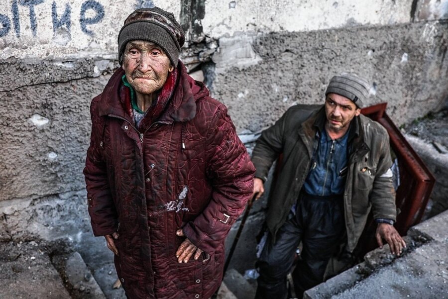 Russlands Krieg in der Ukraine: Die zweite Welle - Menschen in Mariupol. Präsident Selenskyj ist überzeugt, dass Russland einen humanitären Zugang zur Stadt vor allem deshalb blockiert, um "Tausende zivile Opfer" zu verschleiern. 