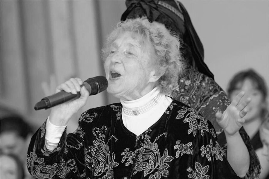 Ruth Müller-Landauer zur Gala anlässlich ihres 90. Geburtstages. Fröhlich singt sie mit vielen Plauenern den "Vogelbeerbaum".