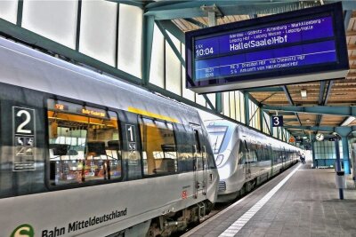 S-Bahn soll ab Ende 2026 ohne Umstieg zwischen Vogtland und Leipzig rollen - Eine S-Bahn der Linie S 5x im Bahnhof Zwickau. Ab 2026 sollen aus Halle und Leipzig kommende Züge auch ins Vogtland rollen.