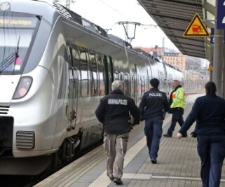 S-Bahn: Tödlicher Unfall in Werdau - Am Dienstagvormittag kam es auf dem Werdauer Bahnhof zu einem tödlichen Unfall. Kriminalpolizei und Notfallmanager waren vor Ort. Der S-Bahn-Zug wurde untersucht.