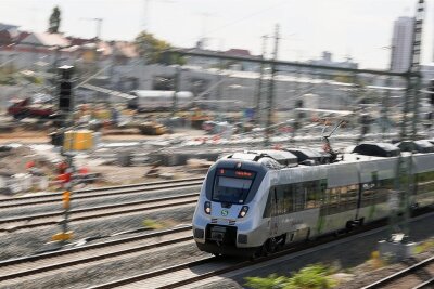 S-Bahn von Plauen nach Leipzig soll erst ab 2026 rollen - Eine S-Bahn am Leipziger Hauptbahnhof. Ab Ende 2026 soll sie auf der Strecke Plauen-Leipzig durchgängig fahren.