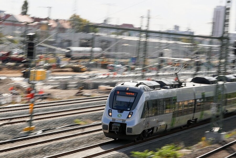 Eine S-Bahn am Leipziger Hauptbahnhof. Ab Ende 2026 soll sie auf der Strecke Plauen-Leipzig durchgängig fahren.
