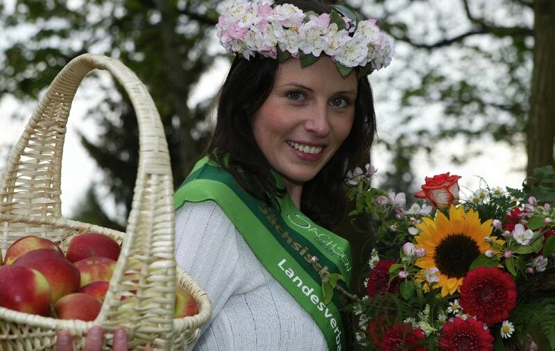
              <p class="artikelinhalt">Zur XII. Sächsischen Blütenkönigin ist am Wochenende Elisabeth Blüml aus Siebenbrunn gewählt worden. Sie wird ein Jahr den sächsischen Obstanbau vertreten. </p>
            
