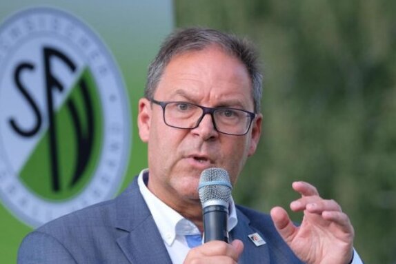 Sächsischer Fußball-Verband beendet Saison - Sachsens Fußball-Präsident Hermann Winkler