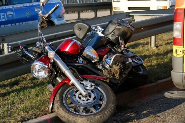  Das Motorrad des am Samstag tödlich verunglückten 43-Jährigen an der Unfallstelle auf dem Südring.  