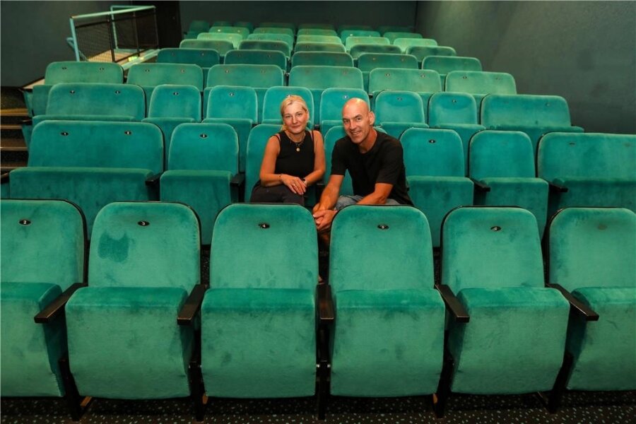 Saal im Plauener Kino wird renoviert: Capitol verschenkt Kinosessel - Noch sitzen die Plauener Kinochefs Bärbel Winter und Matthias Fischer auf den Kinosesseln in Saal Nummer 5. Am Samstag werden sie aber wohl alle abgebaut sein.