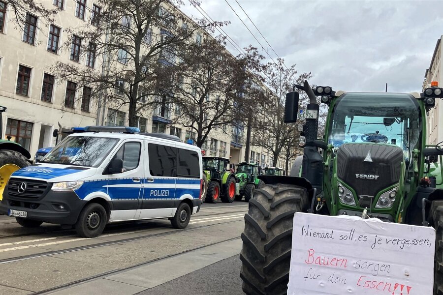 Saat geht auf - Traktoren blockieren eine Straße in Magdeburg. Der Protest fand am Rande einer Veranstaltung mit Grünen-Parteichefin Lang statt.