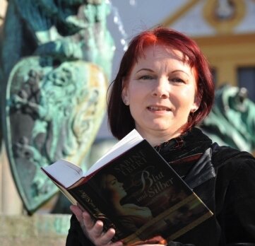Sabine Ebert stellt neues Buch "Blut und Silber" in Freiberg vor - 
              <p class="artikelinhalt">Sabine Ebert mit ihrem neuen Roman. </p>
            