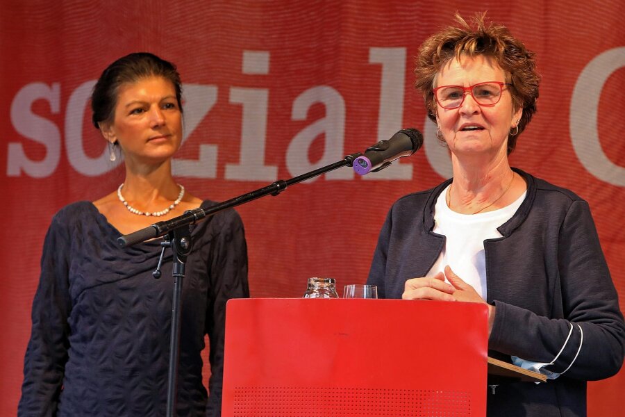 Sabine Zimmermann über neue Wagenknecht-Partei: „Ich sehe es als historische Verantwortung, die Partei zu gründen“ - Sabine Zimmermann (rechts) und Sahra Wagenknecht haben schon 2021 gemeinsam in Zwickau Wahlkampf gemacht, damals noch für die Linke.