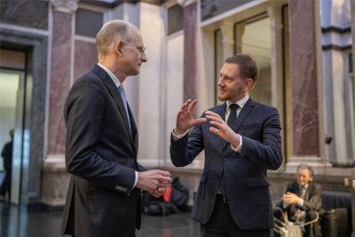 Sachse wird Richter am Bundesverfassungsgericht - Ministerpräsident Michael Kretschmer (CDU, rechts) spricht im Bundesrat mit Holger Wöckel, dem designierten Richter am Bundesverfassungsgericht.