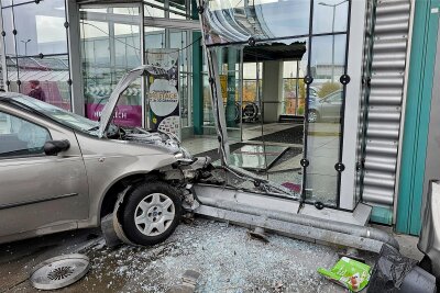 Sachsen-Allee Chemnitz: Seniorin prallt mit Auto gegen Tür zur Rolltreppe - Der Ort des Geschehens auf dem Parkdeck des Chemnitzer Einkaufszentrums Sachsen-Allee kurz nach dem Unfall.