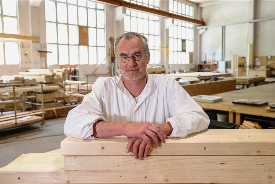 Jörg Kunze führt eine Zimmerei in Amtsberg bei Chemnitz. In Gründungszeiten hatten seine Kunden noch verhaltenes Interesse an Holzhäusern, mittlerweile fertigen Kunze und sein Team nicht nur Häuser, sondern auch Garagen und Anbauten an. In der Werkhalle nehmen die Projekte Gestalt an. 
