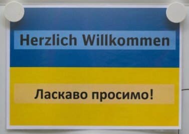 "Herzlich Willkommen" steht auf einem Schild auf dem Dresdner Hauptbahnhof in deutscher und ukrainischer Sprache.