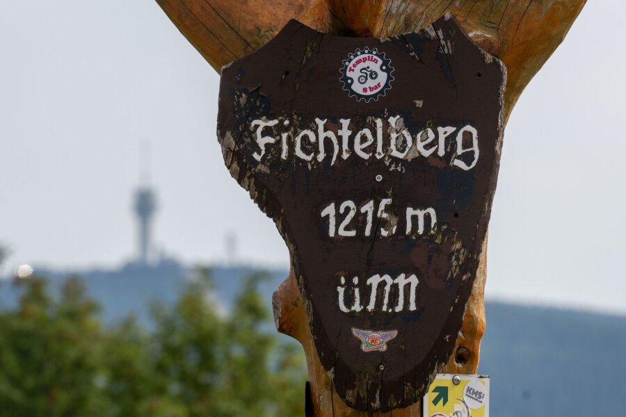 Sachsen, Bayern und Tschechien: Begrenzung der Migration - Blick vom Fichtelberg hinüber zum Gipfel des Keilberges auf tschechischer Seite.