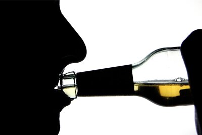 Sachsen bei Alkoholsucht bundesweit auf Platz vier - wer am meisten betroffen ist - Die Zahl der Alkoholabhängigen in Sachsen steigt. Das Risiko fängt beim täglichen Bier schon an.