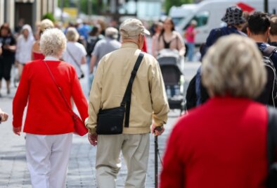 Sachsen Bevölkerungszahl schrumpft bis 2040 deutlich - Senioren gehen durch die Leipziger Innenstadt.