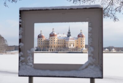 Sachsen bibbert: Rekordwerte sind aber noch weit entfernt - Mit Schnee bedeckt ist das einstige Jagdschloss der Wettiner in Moritzburg.