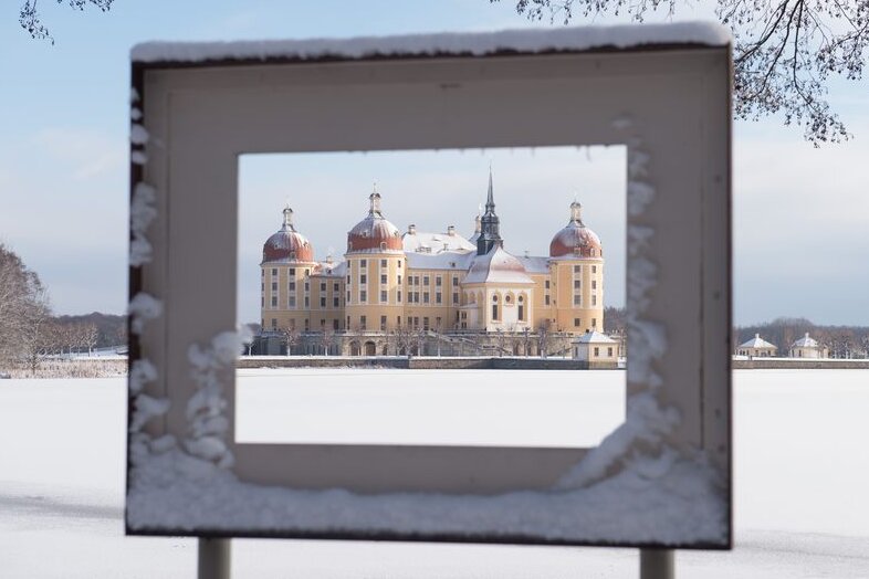Sachsen bibbert: Rekordwerte sind aber noch weit entfernt - Mit Schnee bedeckt ist das einstige Jagdschloss der Wettiner in Moritzburg.