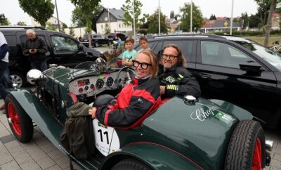Sachsen-Classic macht kurz Halt in Frankenberg - Barbara Richter und Horst Schierle waren in ihrem Riley 12/4 Spezial nicht ganz regensicher unterwegs. 