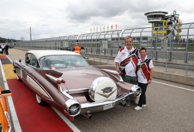 Auf dem Sachsenring: Maritta und Roland Kliemann aus Dresden lieben die klassische Heckflosse ihres Cadillac Fleetwood Sixty Special (Baujahr 1959).