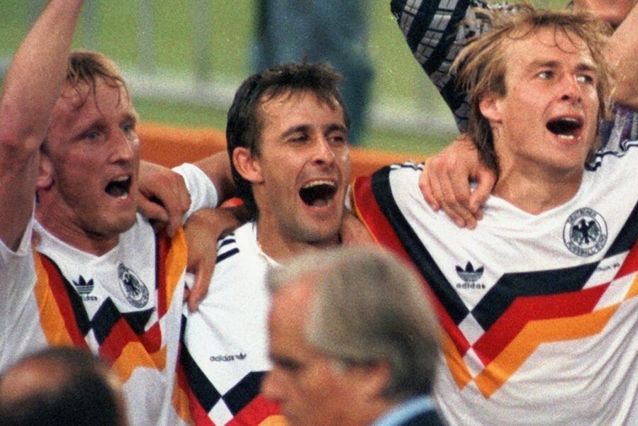 Der größte sportliche Erfolg: Im Olympiastadion in Rom jubelt Pierre Littbarksi (2. von links) mit Andreas Brehme (links) und Jürgen Klinsmann über den Gewinn der Weltmeisterschaft. 
