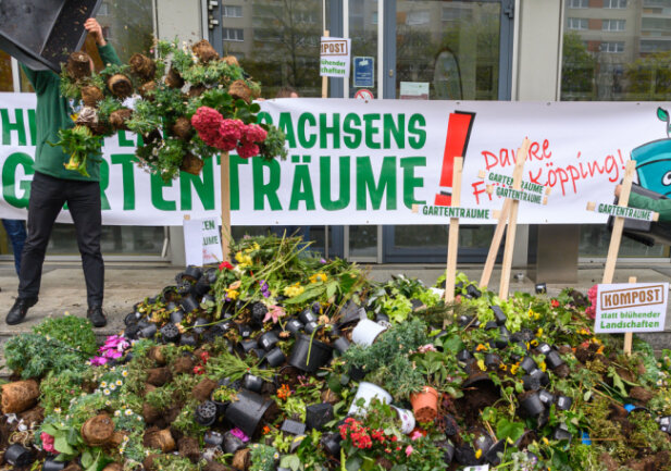 Vor dem Sozialministerium hatten Baumarkt-Betreiber am Sonntag gegen die Schließung der Gartenabteilungen protestiert.