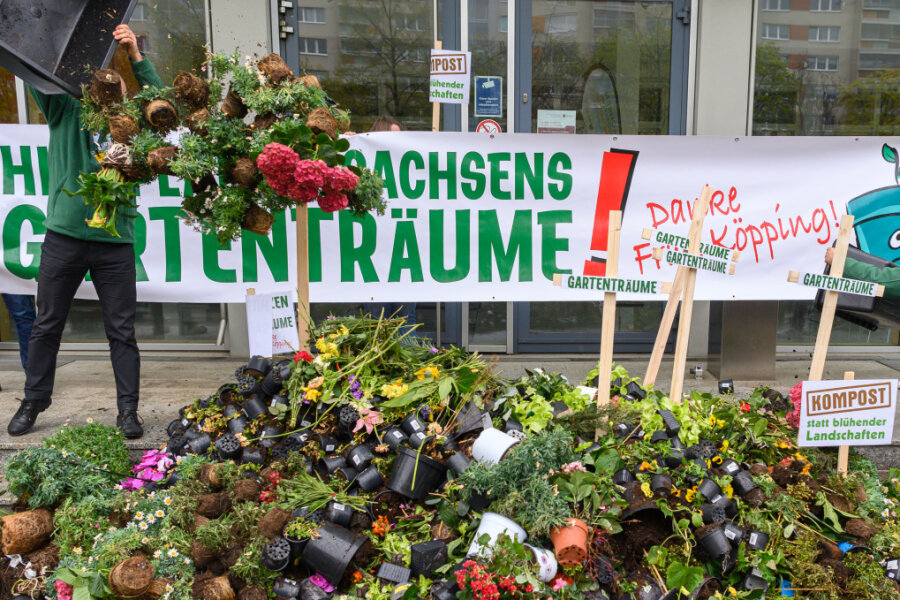 Sachsen erlaubt Öffnung von Baumarkt-Gartenabteilungen doch - Vor dem Sozialministerium hatten Baumarkt-Betreiber am Sonntag gegen die Schließung der Gartenabteilungen protestiert.