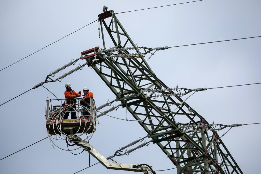 Sachsen für Ende des Erdkabel-Vorrangs beim Netzausbau - Monteure erneuern eine 110 KV Hochspannungsleitung des Stromnetzbetreibers Mitnetz.