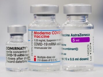 Sachsen hinkt bei Corona-Erstimpfungen weiter hinterher - Fläschchen der Corona-Impfstoffe von Pfizer-BionTech (l-r), Moderna und Astrazeneca. 