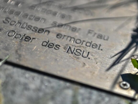            "Opfer des NSU" ist auf einer Gedenkplatte für die Opfer des Nationalsozialistischen Untergrunds (NSU) zu lesen.