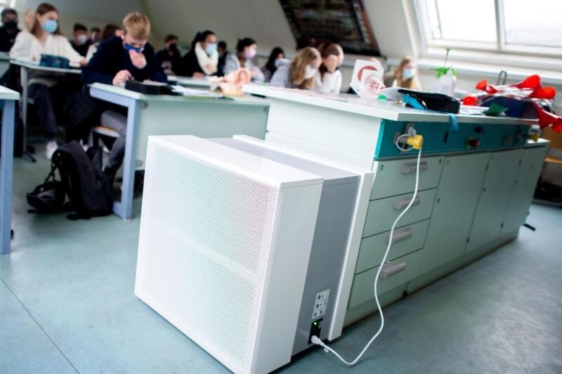            Ein Luftfiltergerät steht in einem Fachraum des Alten Gymnasiums in Oldenburg.