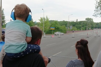 Sachsen-Rallye in Zwickau: Quietschende Reifen faszinieren Groß und Klein - Beste Aussichten auf Papas Schultern: Der kleine Fynn verfolgte zum ersten Mal das Spektakel auf der Glück-Auf-Brücke. 
