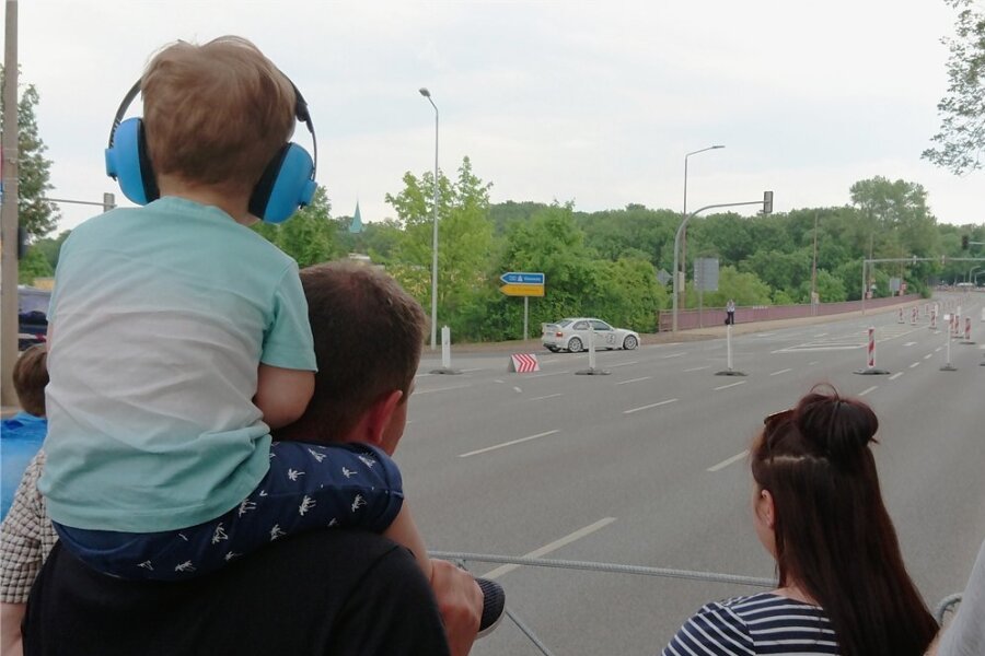 Beste Aussichten auf Papas Schultern: Der kleine Fynn verfolgte zum ersten Mal das Spektakel auf der Glück-Auf-Brücke. 