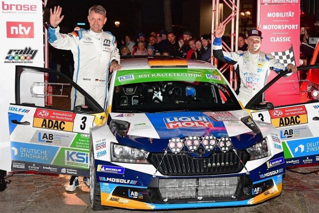 Sachsen-Rallye: Lokalmatador erfüllt sich Kindheitstraum - Julius Tannert (rechts) stand die Freude am Samstagabend ins Gesicht geschrieben. Beim fünften und letzten Meisterschaftslauf gelang ihm der erste Sieg.