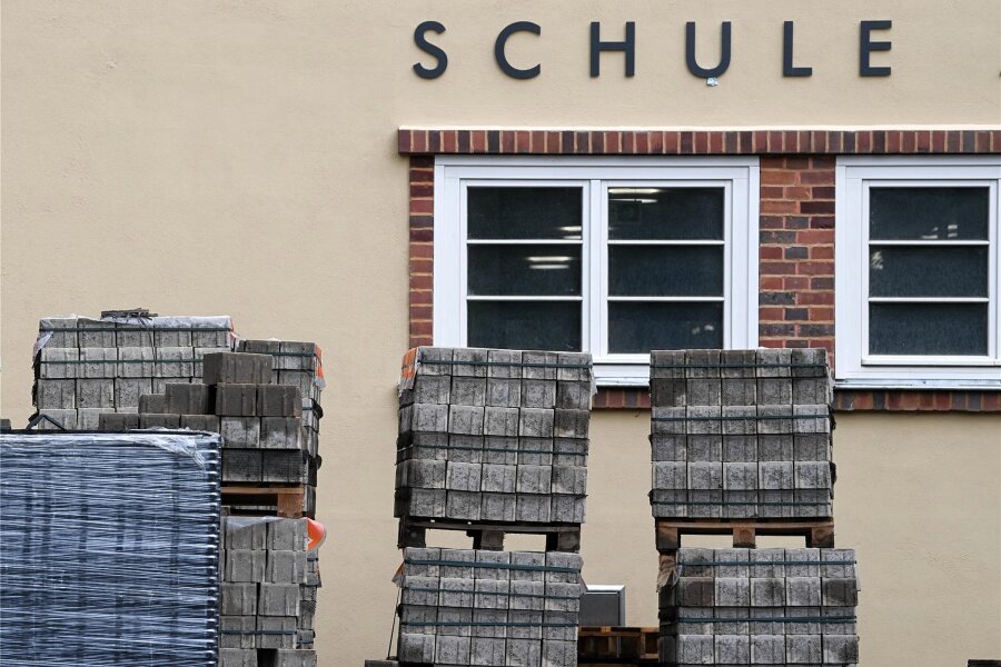 Sachsen: Regierung fördert nur ein Sechstel der nötigen Schulbauten - Sachsen steht vielerorts vor einem Sanierungsstau bei Schulgebäuden.