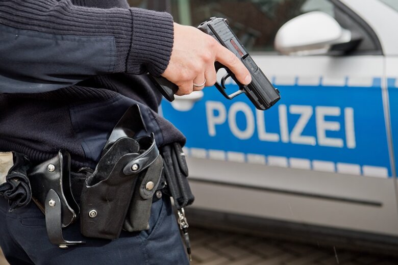 Sachsen rüstet Polizei auf - neue Pistolen und Bodycams - Bis Ende 2018 sollen alle 11.000 Polizeivollzugsbeamte mit neuen Dienstwaffen ausgestattet werden, sagte Innenminister Markus Ulbig (CDU).