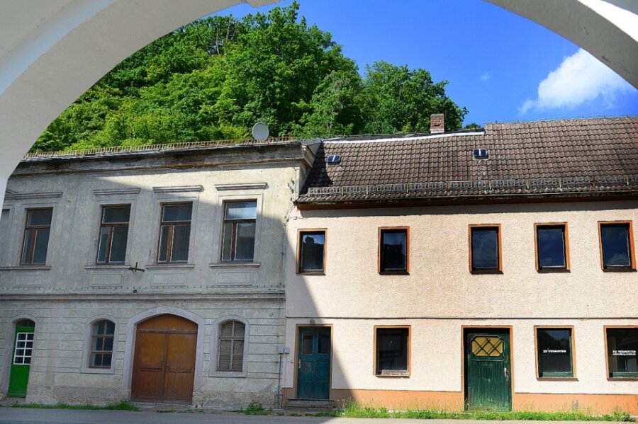 In diesen beiden Gebäuden in Sachsenburg ist die Errichtung der KZ-Gedenkstätte vorgesehen. Der Freistaat Sachsen hat jetzt eine Förderung mit 2,5 Millionen Euro für das Vorhaben in Aussicht gestellt. 