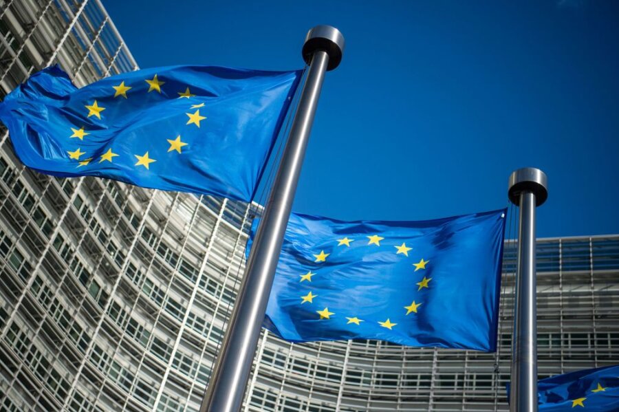 Flaggen der Europäischen Union vor dem Berlaymont-Gebäude, dem Sitz der Europäischen Kommission in Brüssel (Symbolbild).