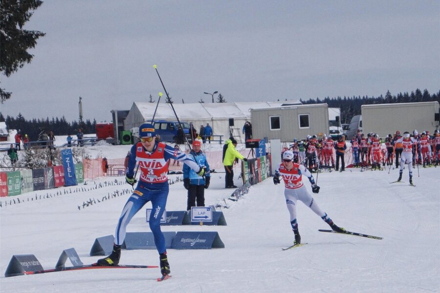 Sachsen setzt weiter auf Skisport: 800.000 Euro für den Zweckverband der Klingenthaler Vogtland-Arena - Der Finne Wille Karhumaa (vorn) gewann am Sonntag den Continentalcup der Kombinierer in Klingental.