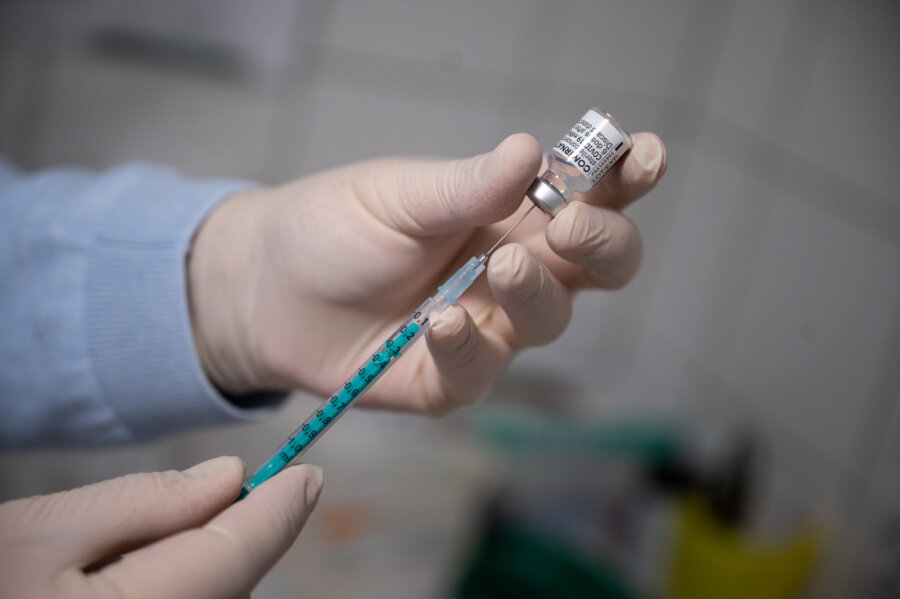 Sachsen: Siko empfiehlt Corona-Dritt-Impfung für alle ab 18 - 