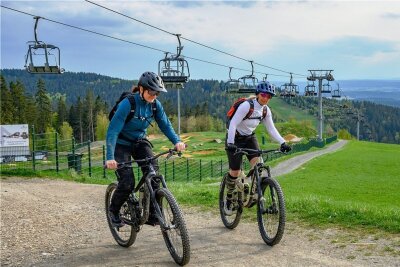 Sachsen soll ein Paradies für Mountainbiker werden - Im Winter Skifahrer, im Sommer Mountainbiker: Die Bikewelt im obervogtländischen Schöneck bietet den Radfahrerinnen und Radfahrern schon jetzt beste Voraussetzungen und lockt immer mehr Freizeitsportler an.