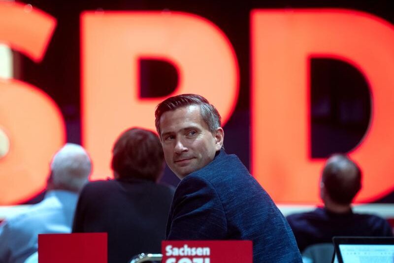            Martin Dulig, Landesvorsitzender der SPD Sachsen, verfolgt den Landesparteitag der SPD in Leipzig.