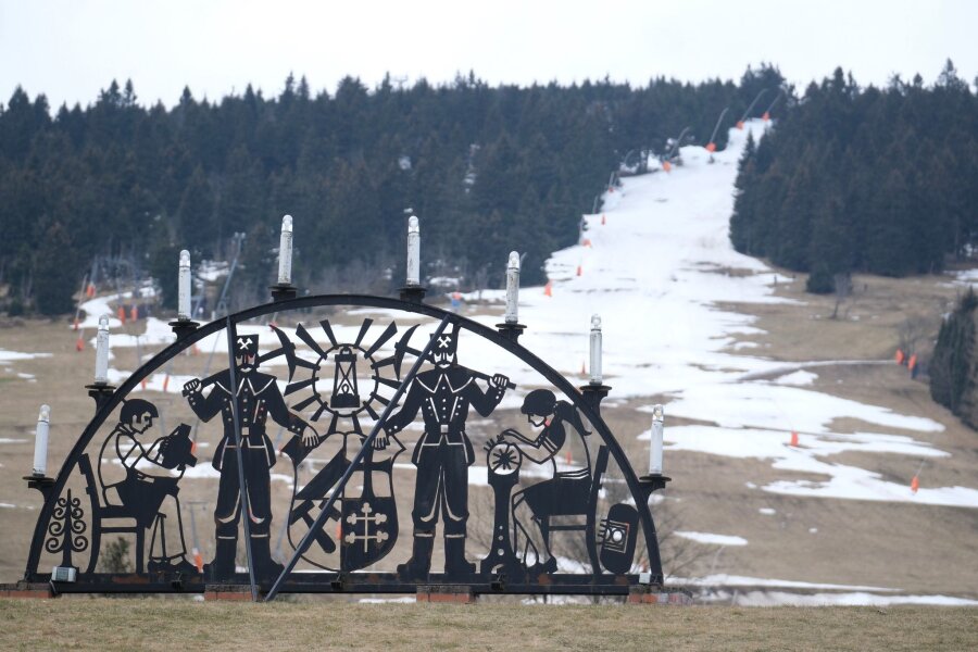 Sachsen steht touristisch für Kultur, Natur und Weihnachten - Schneereste liegen auf einer Piste auf dem Fichtelberg im Erzgebirge.
