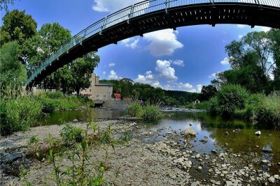 Sachsen stöhnt unter Hitze und Trockenheit - kein Ende in Sicht - Ausgetrocknet: Die Zschopau unterhalb der Hängebrücke in Sachsenburg - es kommt kaum noch Wasser über das Wehr.